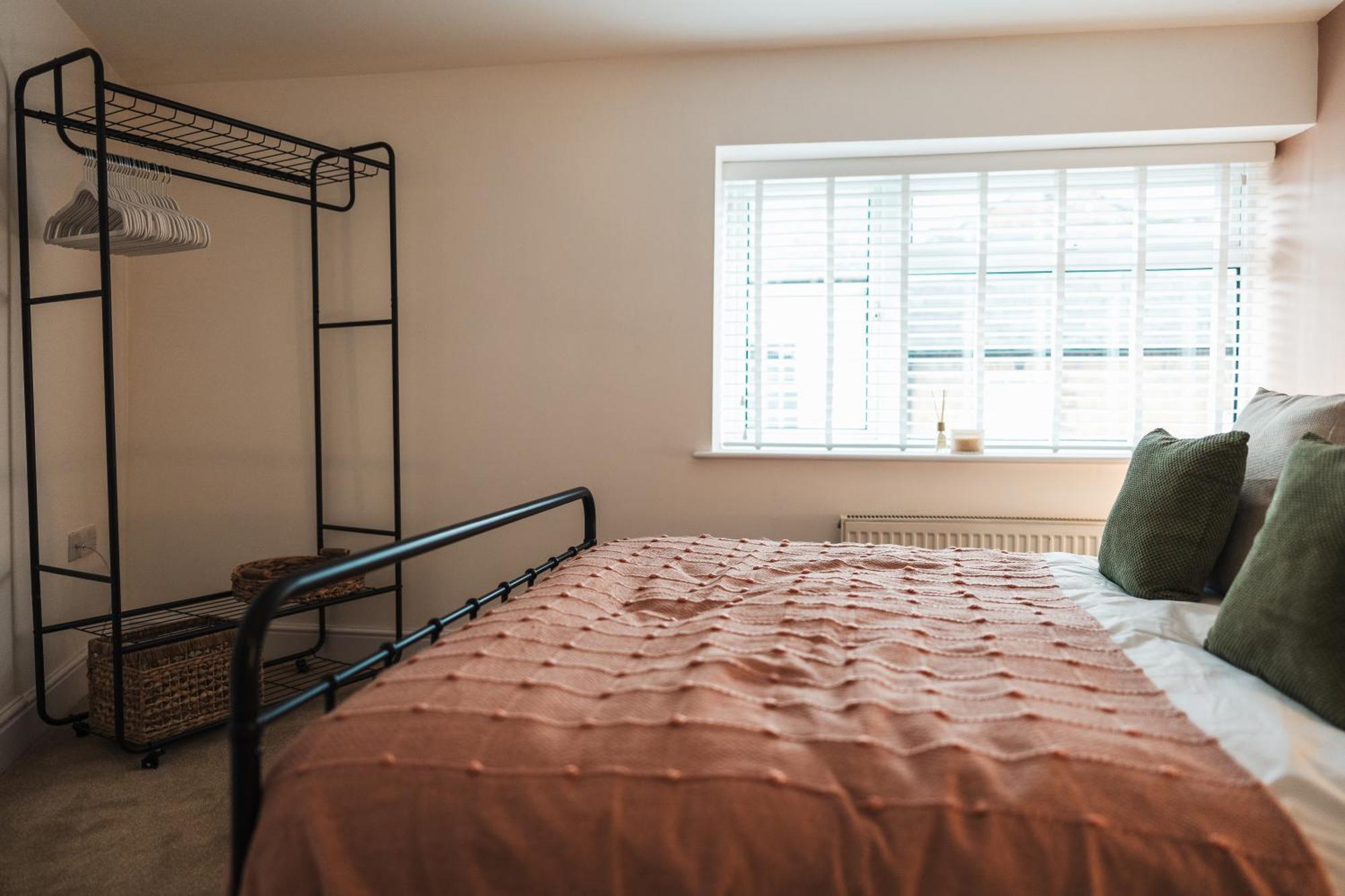 Feature Stone, Stunning Apartment, 2 X King Beds And Single, Sleeps 5 Касл-Кері Екстер'єр фото
