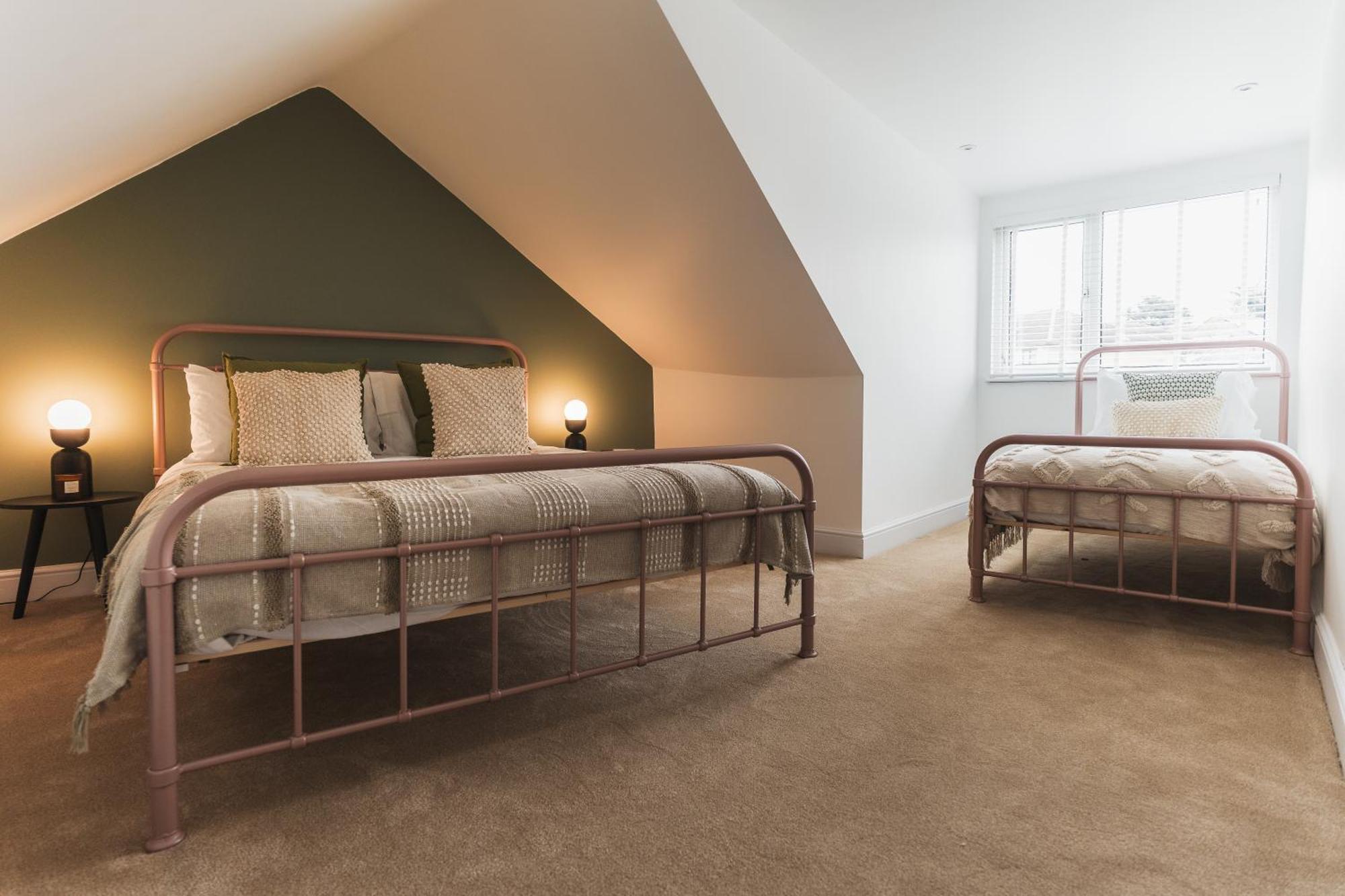 Feature Stone, Stunning Apartment, 2 X King Beds And Single, Sleeps 5 Касл-Кері Екстер'єр фото