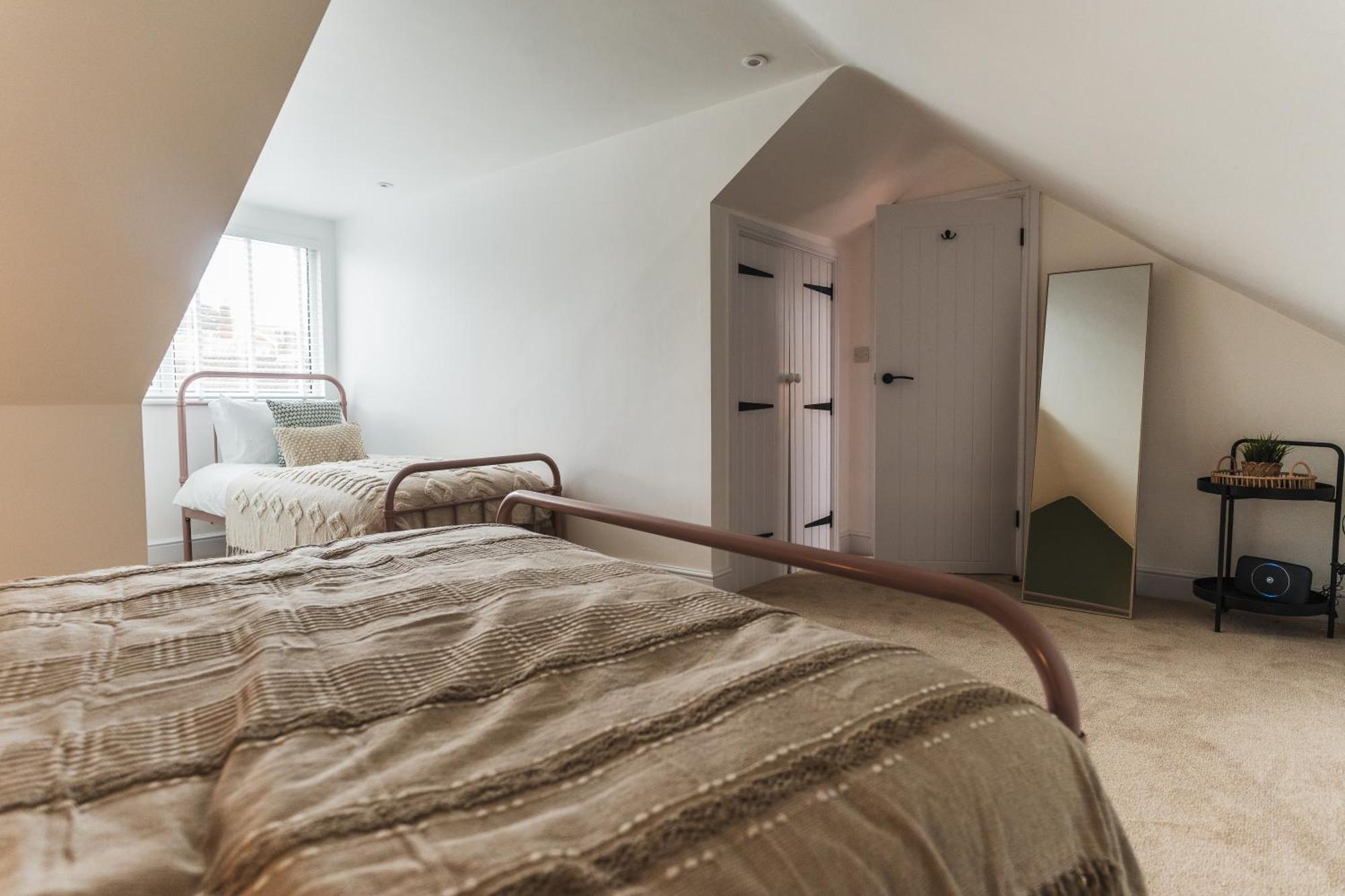Feature Stone, Stunning Apartment, 2 X King Beds And Single, Sleeps 5 Касл-Кері Екстер'єр фото