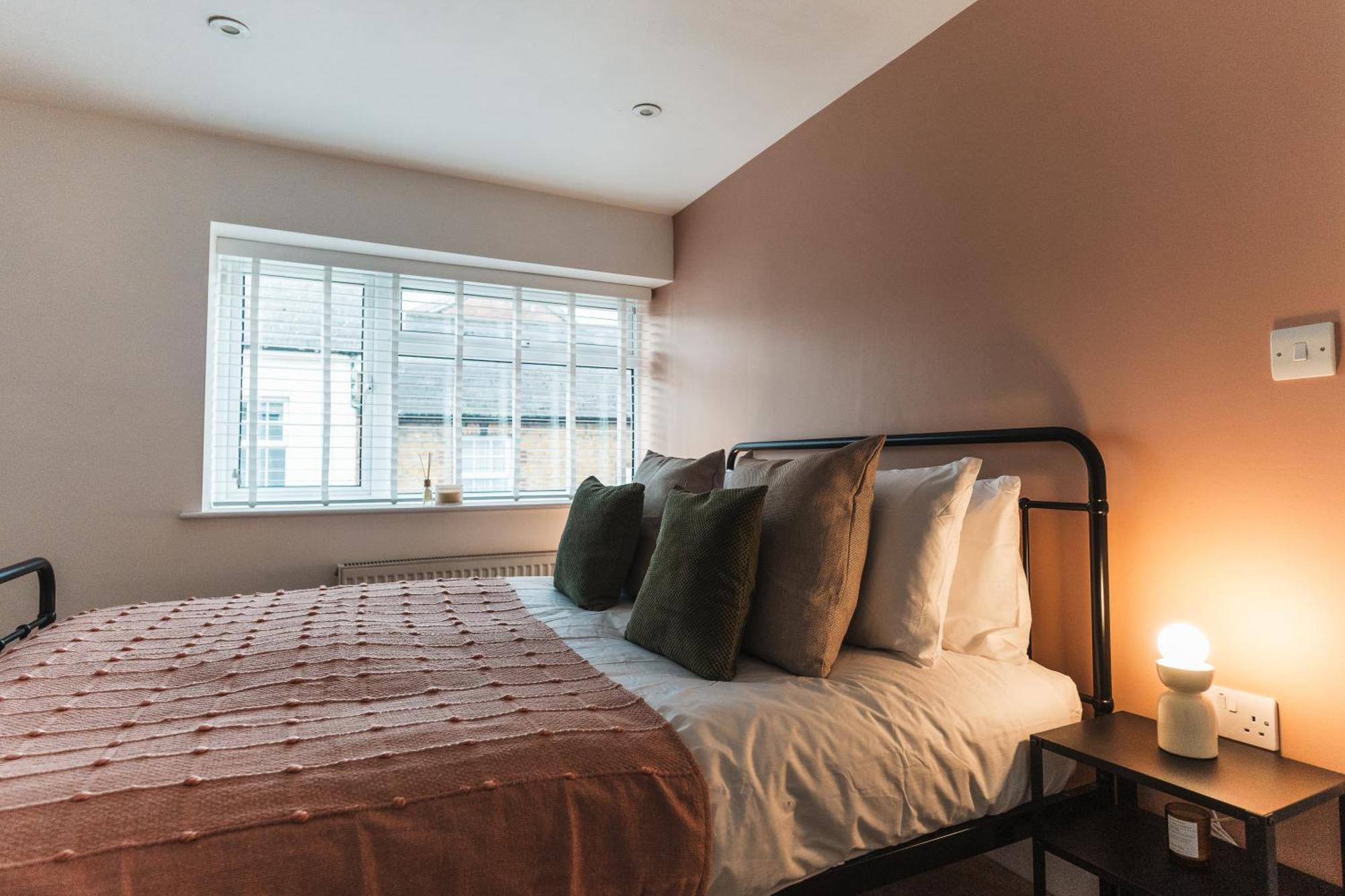 Feature Stone, Stunning Apartment, 2 X King Beds And Single, Sleeps 5 Касл-Кері Екстер'єр фото