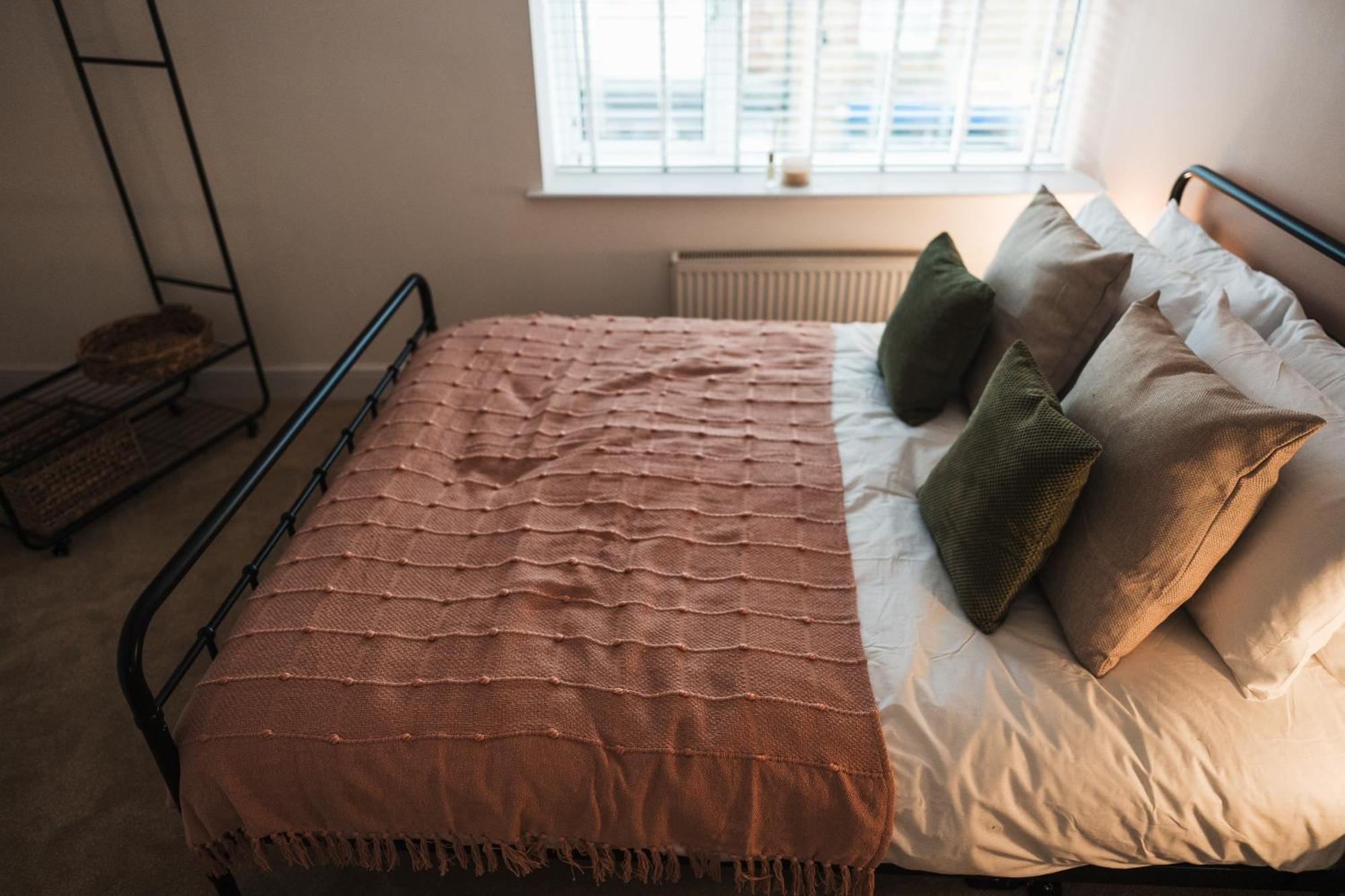 Feature Stone, Stunning Apartment, 2 X King Beds And Single, Sleeps 5 Касл-Кері Екстер'єр фото