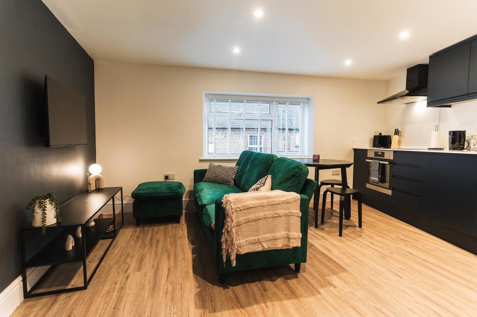 Feature Stone, Stunning Apartment, 2 X King Beds And Single, Sleeps 5 Касл-Кері Екстер'єр фото
